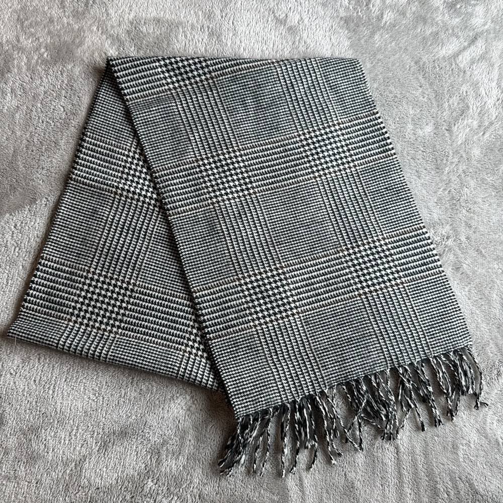 Banana Republic Monochrome Houndstooth Scarf